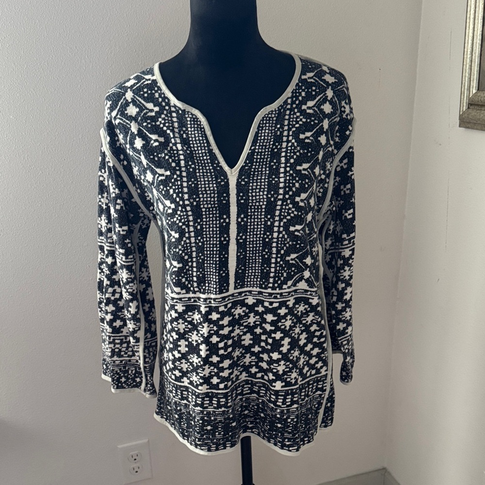 V Cristina Blue and White Patterned Women's Top V neck tunic